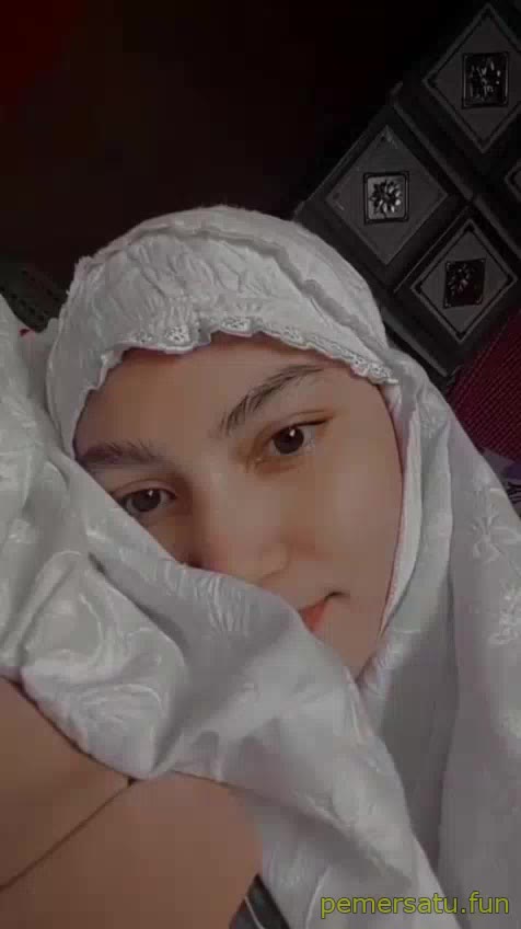 bokepindo.com.co-jilbab anggun ternyata suka colmek sendiri (1) - uj84v18p7ubt