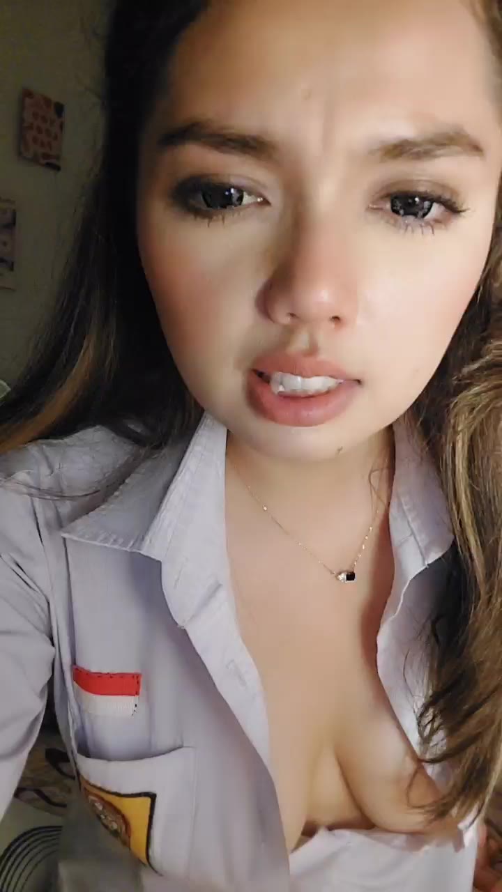 Penonton Cosplay Jadi Siswi Cewek SMA Nakal Menggoda