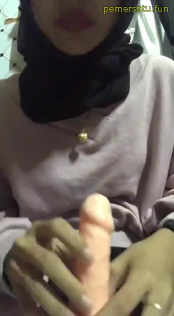 3 Bokep Porno dina jilbab 18yo suka colmek sange 