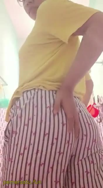 P12 Uma Tobrut 18yo Lepas Pakaian Colok Memek