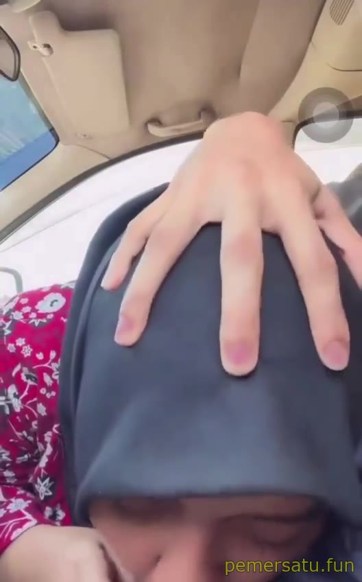 1 Bokep Terbaru jilbab batik sepong kontol kecil di mobil 