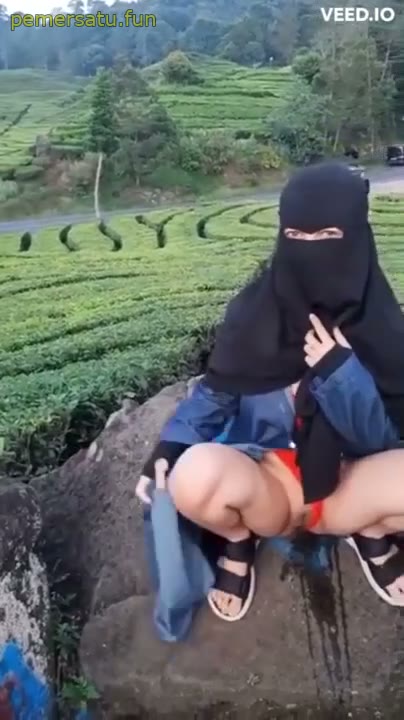 Hijab RiantyDew Pipis Diatas Batu Kebun Teh