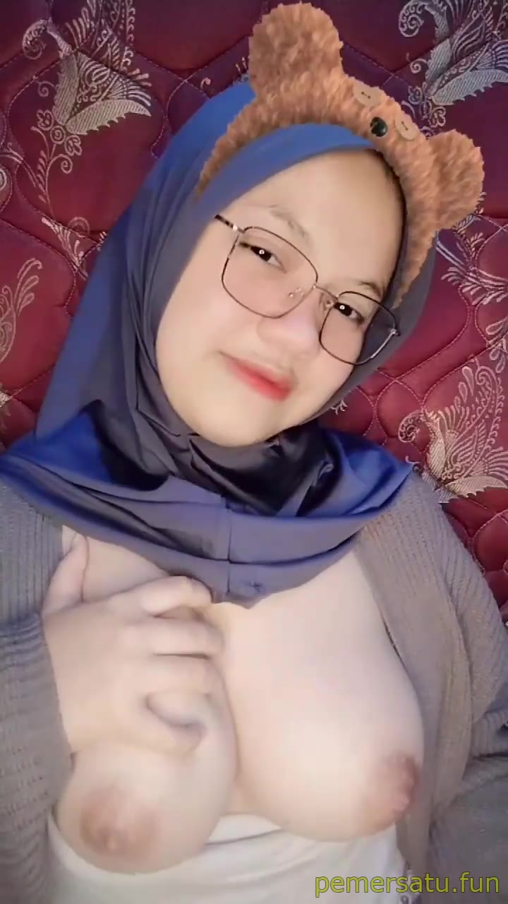 14 Viral Porno Fitri Hijab kacamata 18yo mulus sange 