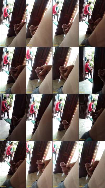 Eksibisionis Liatin Kontol ke mbak baju merah di ruang tamu