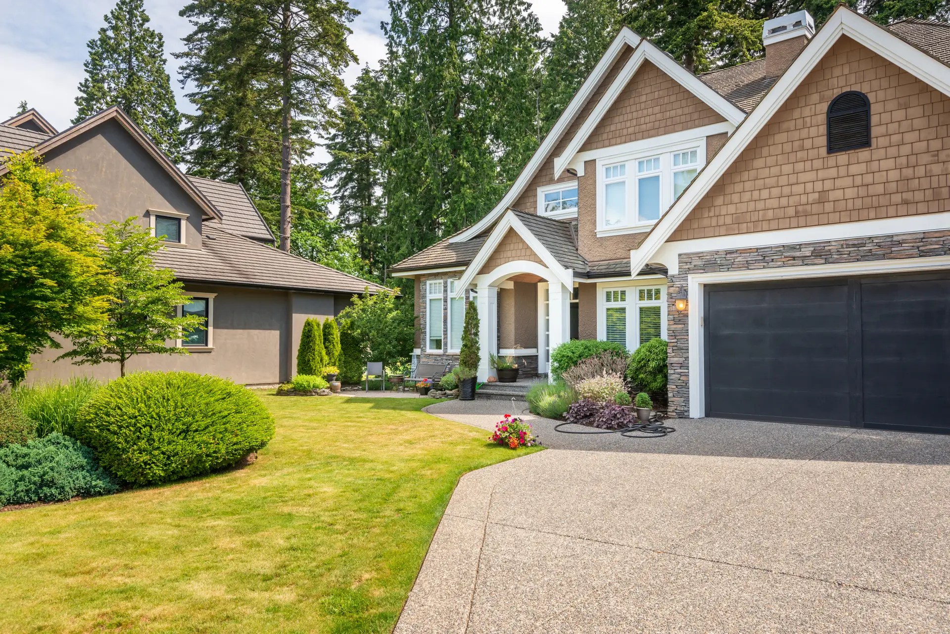 Fragment of a house with nice outdoor landscape in Vancouver, Ca - 0