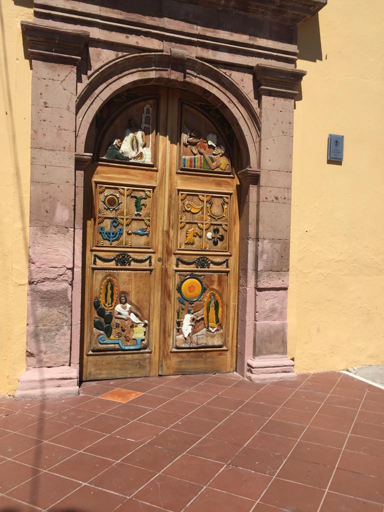 Titulo: Trabajo artesanal en madera, siendo imágenes religiosas que las personas del barrio veneran. Autor: Guadalupe Yassmin Ibarra Rosas. Fecha:24/04/19 Tipo de cámara: iPhone 6