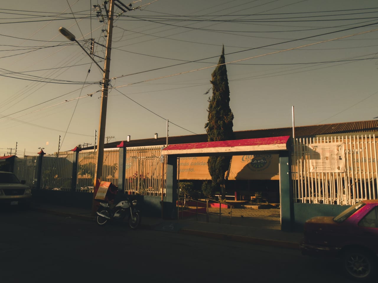 Titulo: Viven en un lugar no muy distinto al tuyo, donde las personas les representa tanto con orgullo. Donde creen que su vida corre peligro cada segundo y pues claro, es fácil pensar así de otro lugar olvidado del mundo. Autor: Emilio Castro Morales Fecha: 06/02/19 Tipo de cámara: Digital Sony Ciber Shot