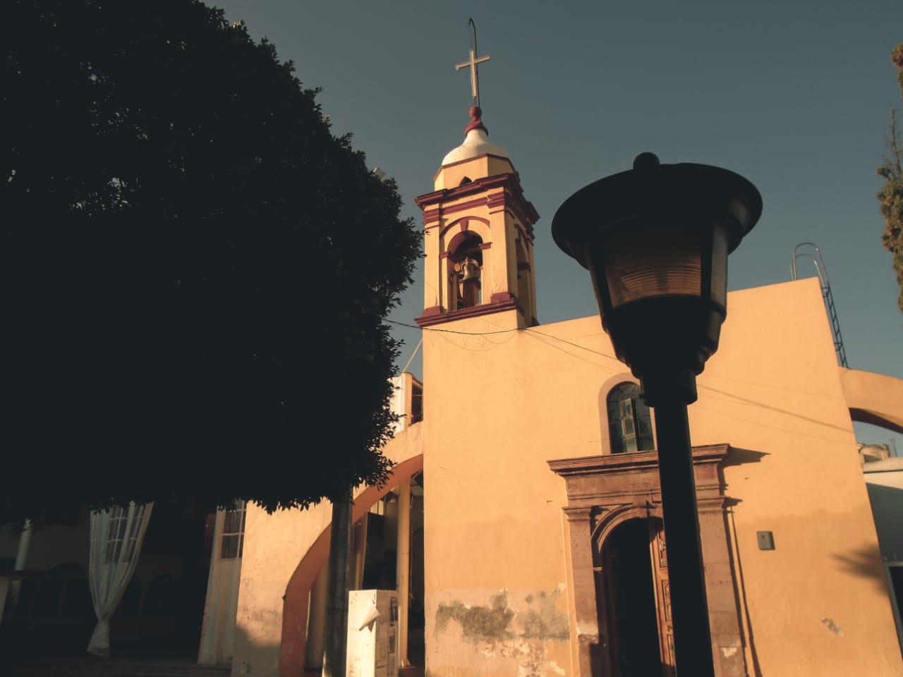 Título: El templo de Tierras Negras, lugar que permite dar a la gente un espacio de libertad y poder rezar, estar aquí no significa un día más en la ciudad, ya que venir aquí es por qué todos tenemos aún algo por contar. Autor: Emilio Castro Morales Fecha: 06/02/19 Tipo de cámara: Digital Sony Ciber Shot