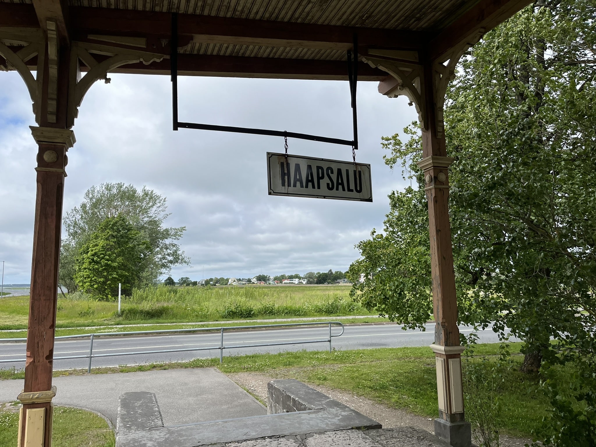 Train station sign reading "Happsalu"