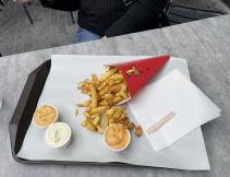 Frites on a tray with dipping sauces