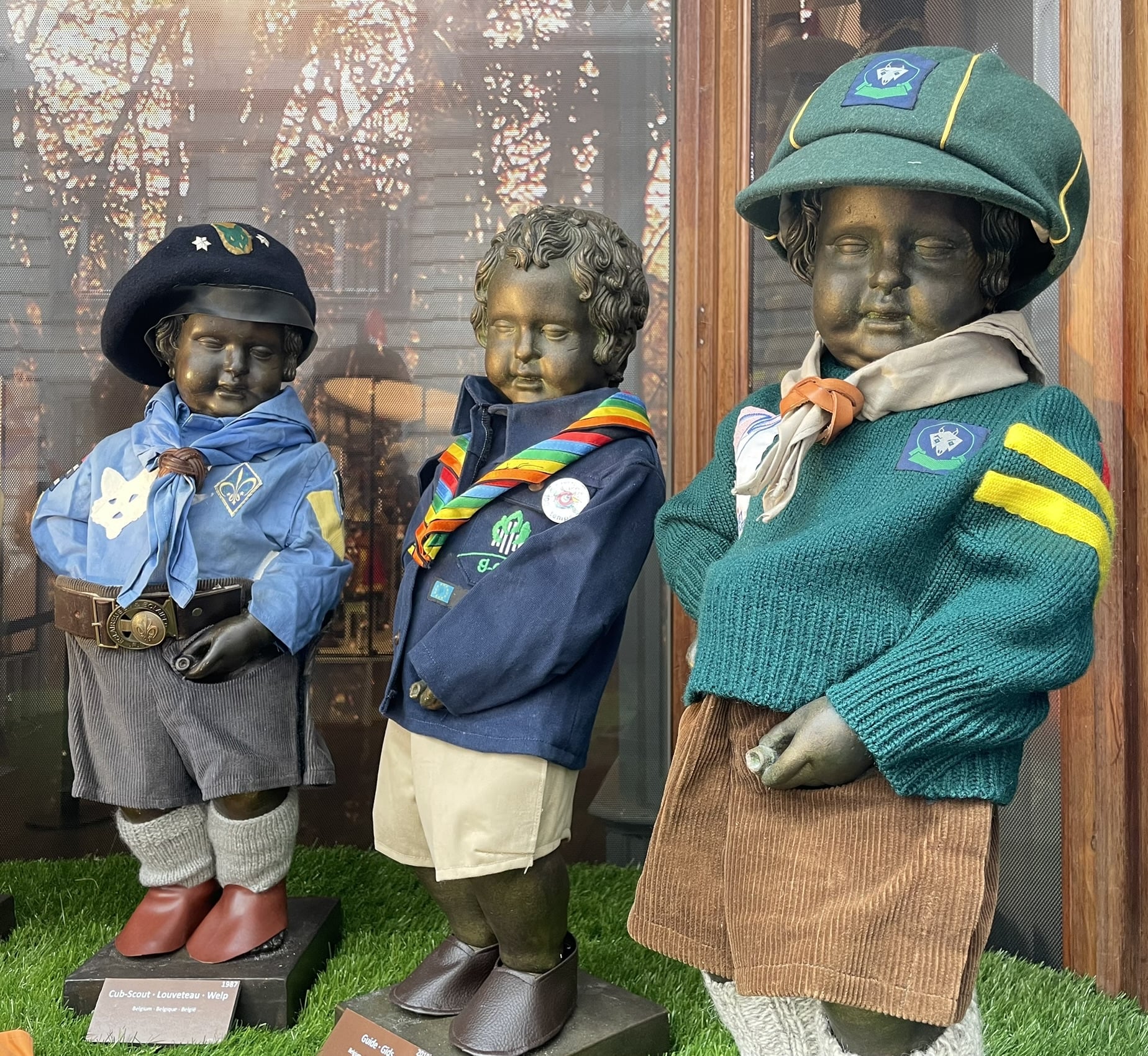 replicas of mannekin pis statue with various costumes