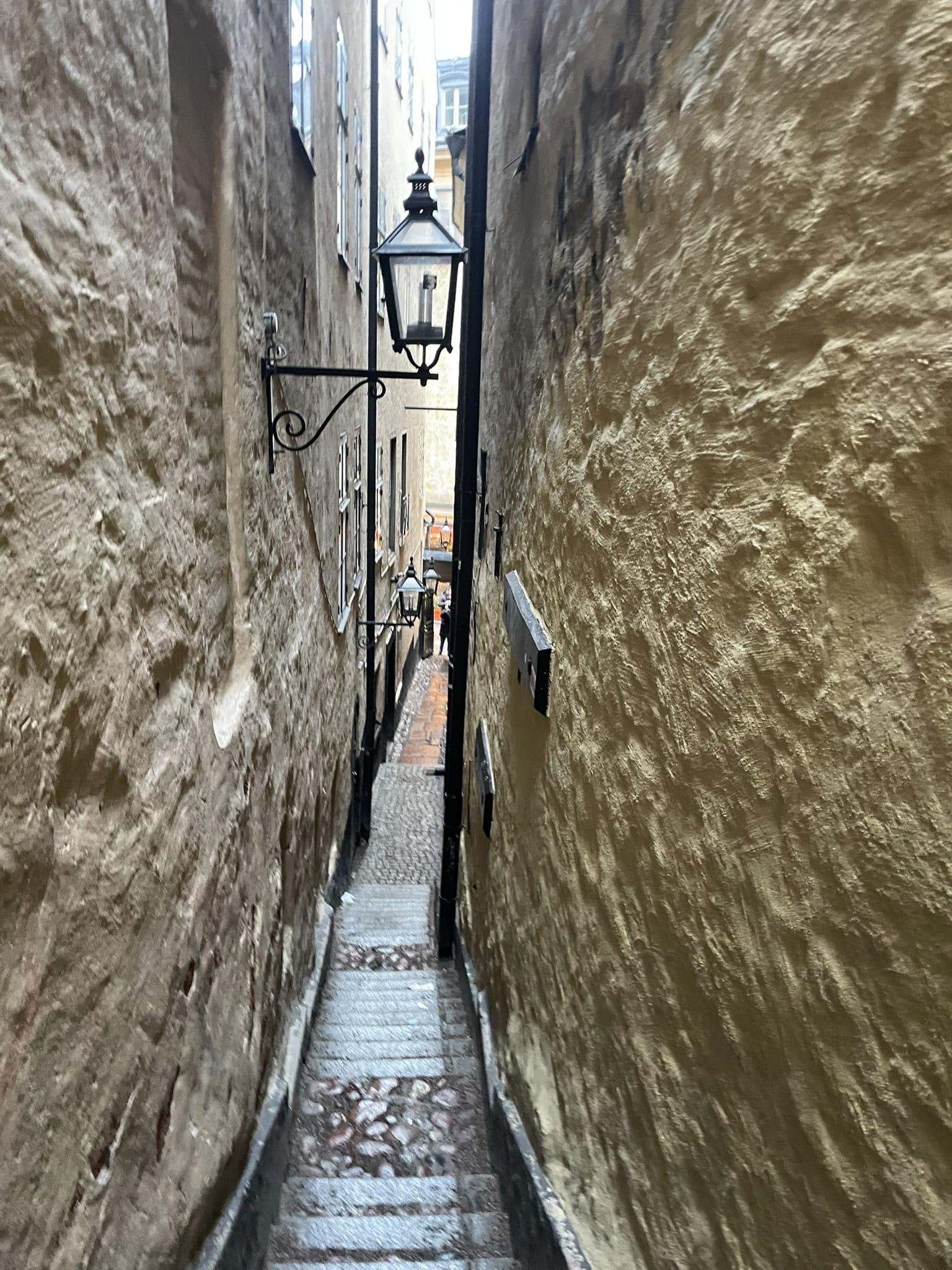 Narrow alleyway