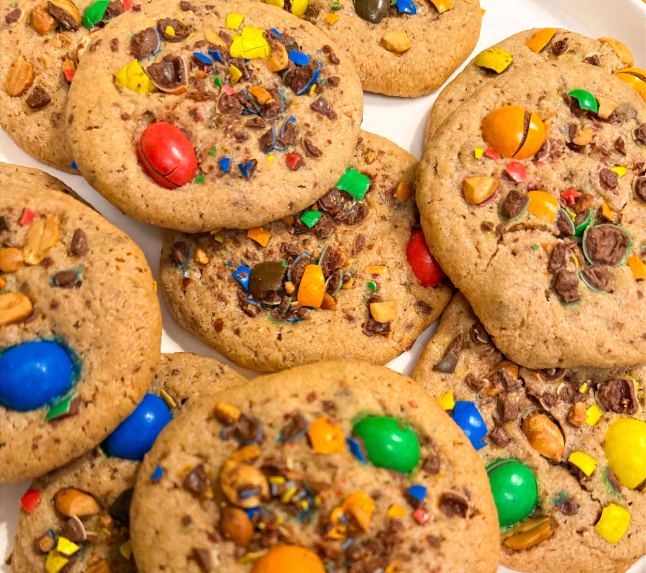 Cookies aux M&M’s faits maison, moelleux et généreusement garnis de chocolat