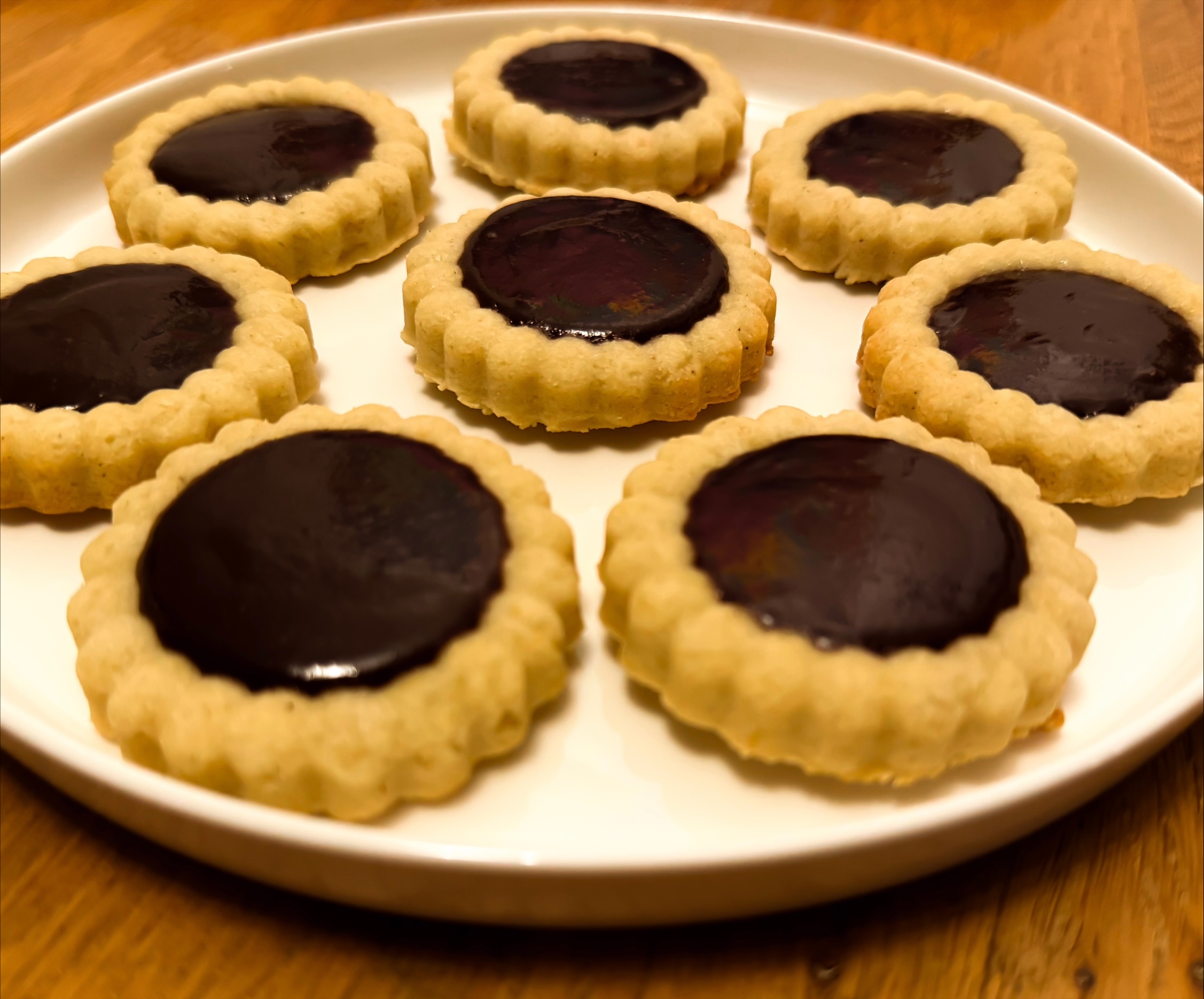 Tartelettes sablées au chocolat faites maison, garnies d’un cœur fondant au chocolat