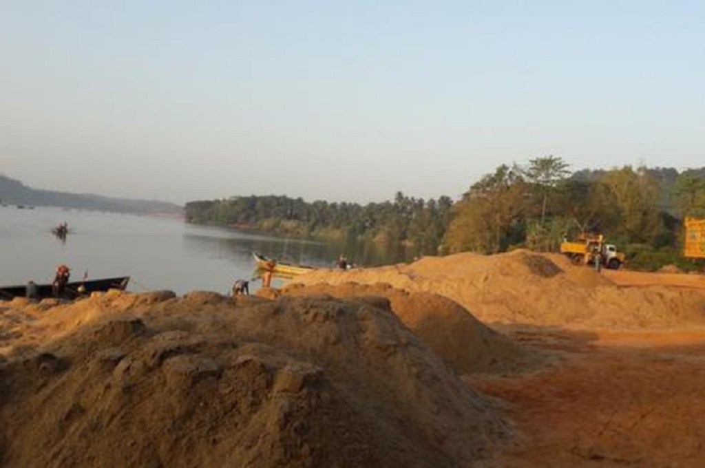 illegal sand traders (2)