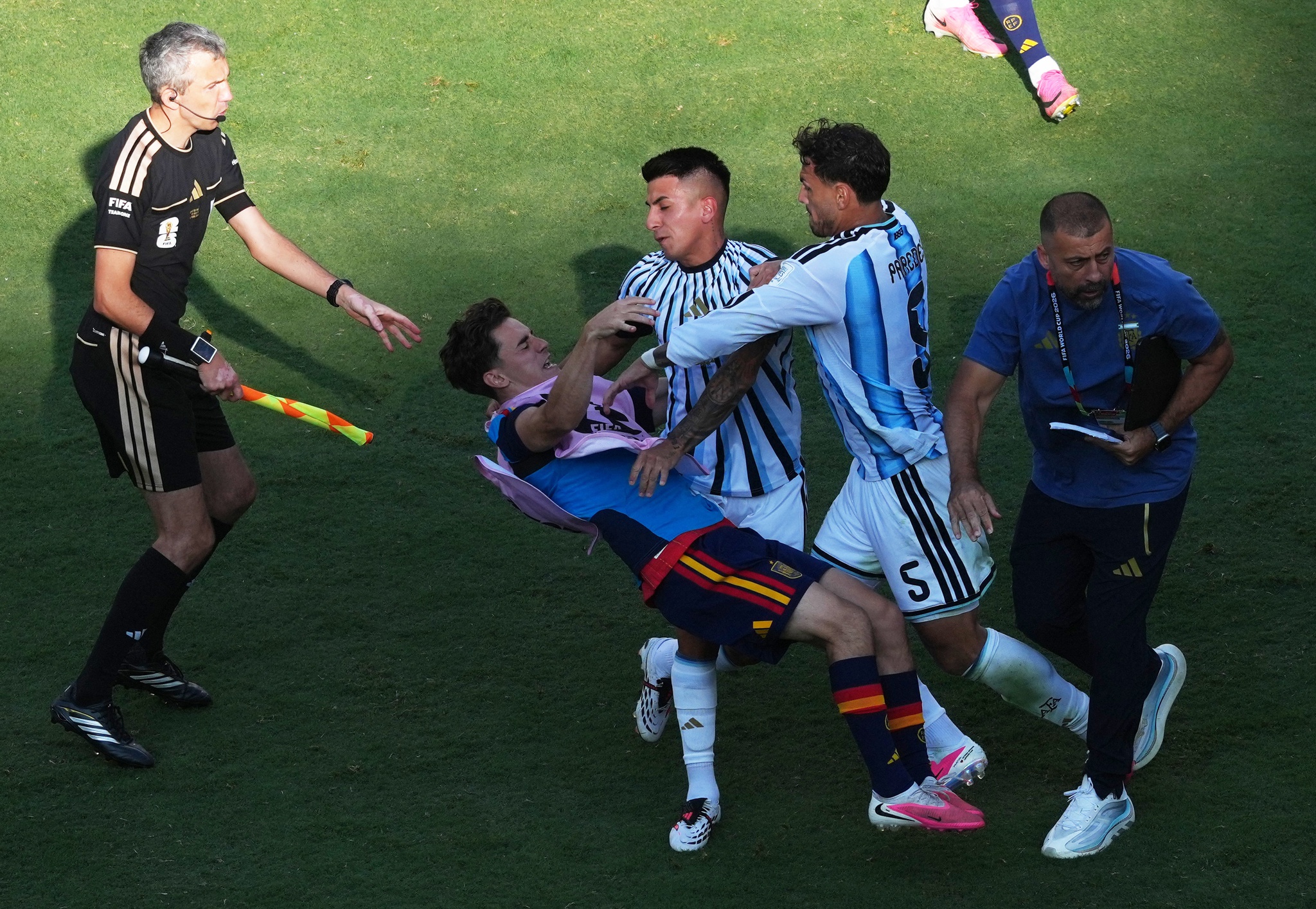 FIFA pune Argentina após confusão na final do Mundial e aplica suspensão pesada a Paredes