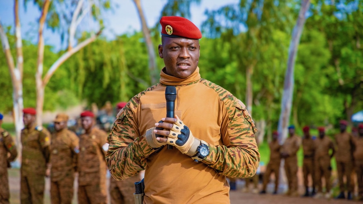 Burkina Faso Proíbe Fotografias de Estrangeiros Brancos com Crianças Negras em Situação de Pobreza