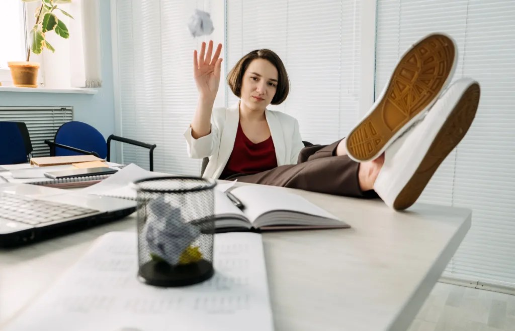 8 signs of a lazy coworker to look out for