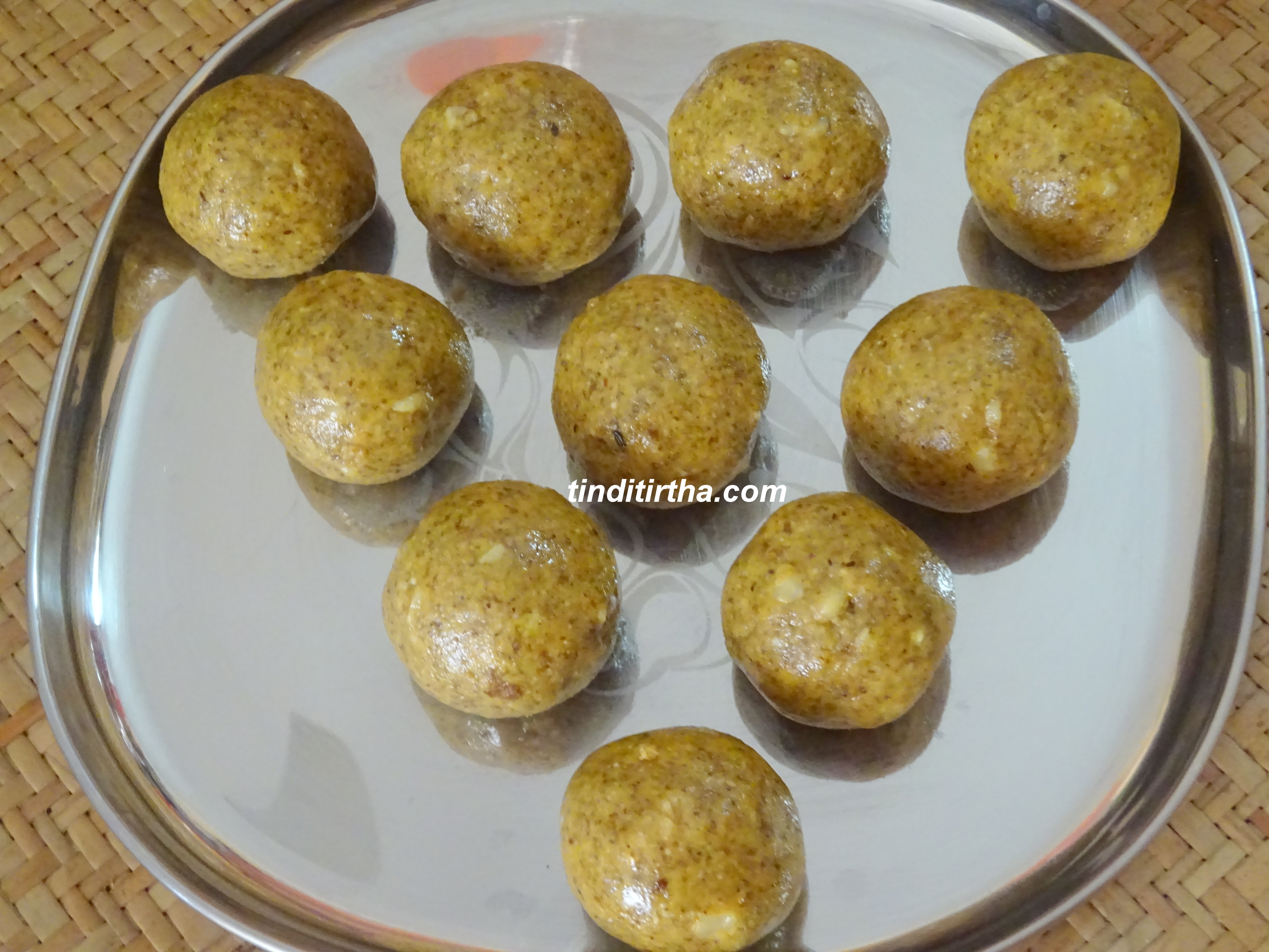 Chickpea flour almond walnut laddu |besan laadu|