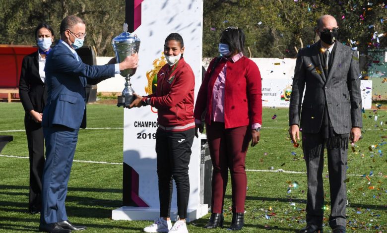 كرة القدم النسوية.. فوزي لقجع يسلم درع البطولة لفريق الجيش الملكي لموسم 2019-2020
