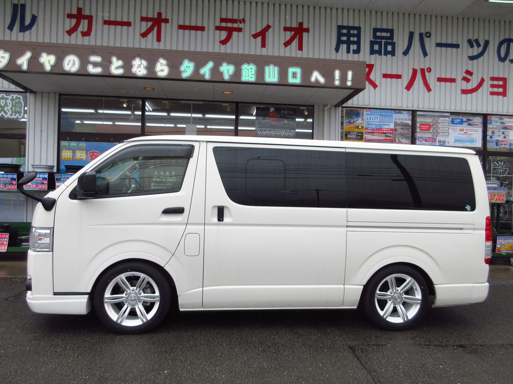 ハイエースに415COBRAバッドラッカー取り付けました | 山口で