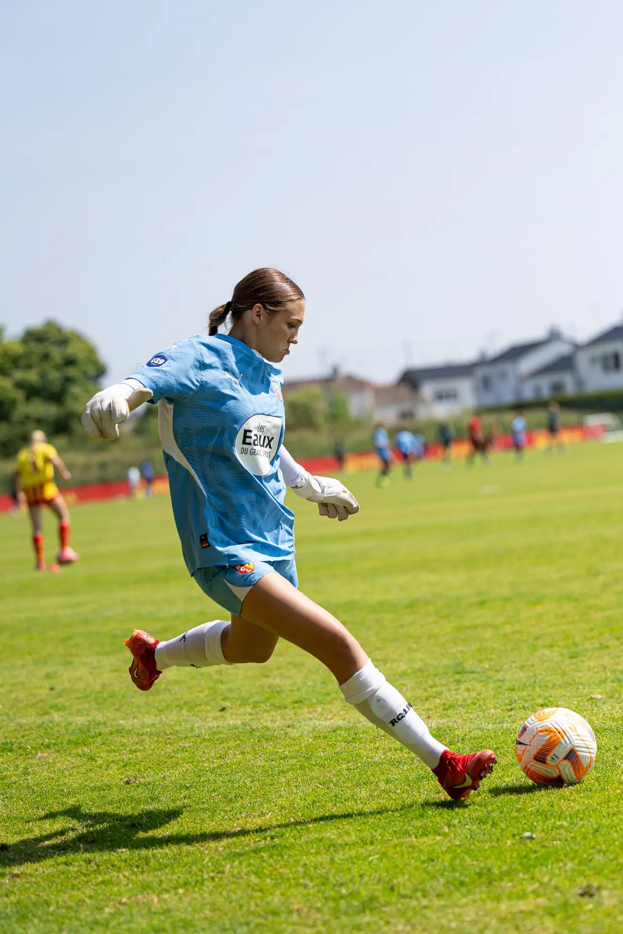 RC Lens academy Goalkeeper kicking the ball in the RC Lens goalkeeper program