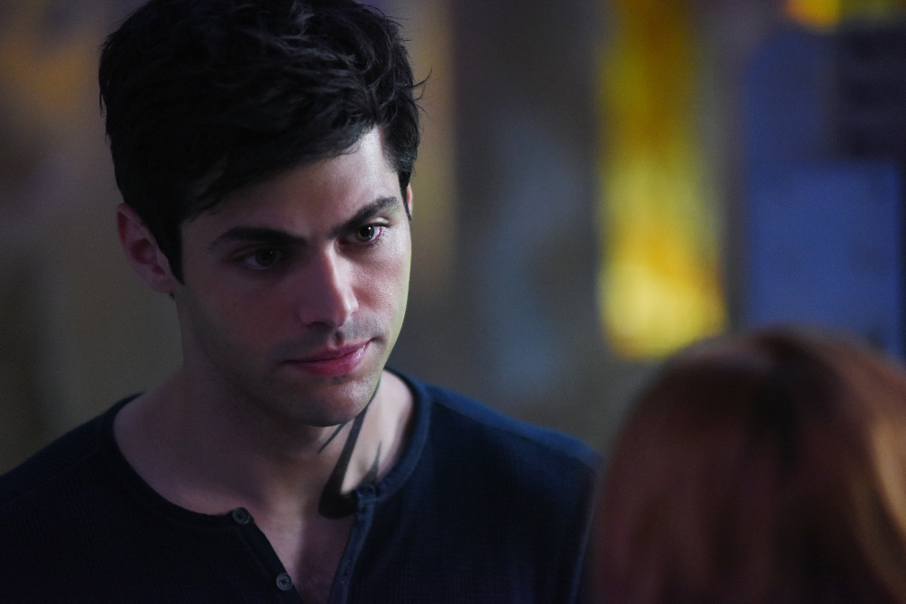 SHADOWHUNTERS - Clary struggles to find where she belongs, while Simon seeks Magnus’ help in “A Door Into the Dark,” an all new episode of “Shadowhunters,” airing MONDAY, JANUARY 9 (8:00 – 9:00 PM EDT) on Freeform. (Freeform/John Medland) MATTHEW DADDARIO