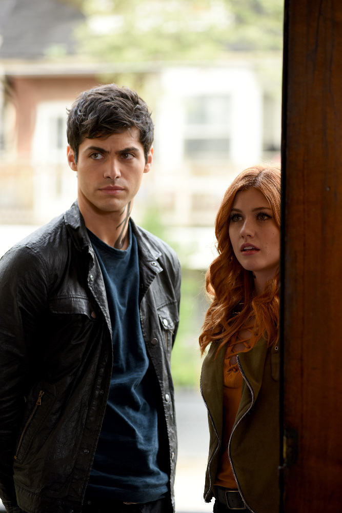 SHADOWHUNTERS - "Dust and Shadows" - Clary takes desperate actions after the attack on the Institute in “Dust and Shadows,” an all new episode of “Shadowhunters,” airing MONDAY, JANUARY 30 (8:00 – 9:00 PM EDT) on Freeform. (Freeform/John Medland) MATTHEW DADDARIO, KATHERINE MCNAMARA