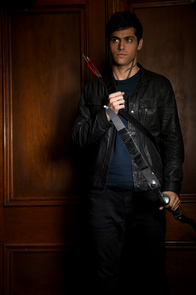 SHADOWHUNTERS - "Dust and Shadows" - Clary takes desperate actions after the attack on the Institute in “Dust and Shadows,” an all new episode of “Shadowhunters,” airing MONDAY, JANUARY 30 (8:00 – 9:00 PM EDT) on Freeform. (Freeform/John Medland) MATTHEW DADDARIO