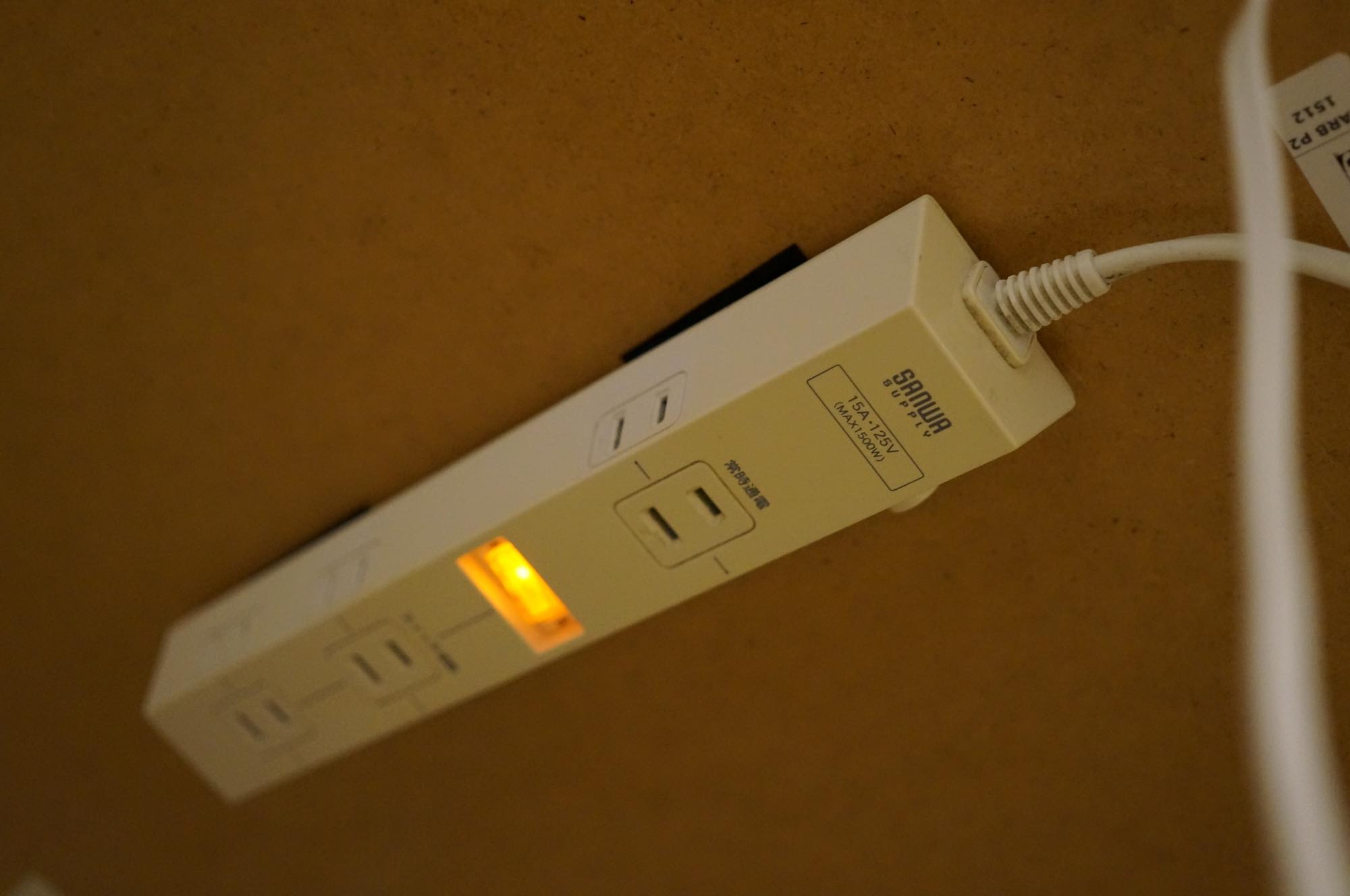 100均DIY】デスク周りの雑然としたコード類を天板裏に収納する方法