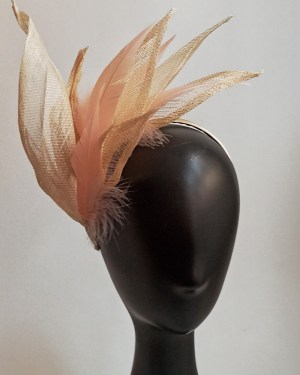 tocado de plumas y hojas