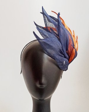 Una diadema con hojas realizadas en rafia natural, dadas forma y cosidas una a una. Como todos, se puede personalizar, o dar toques en dorado o plateado si quieres combinarlo con los zapatos o el bolso.