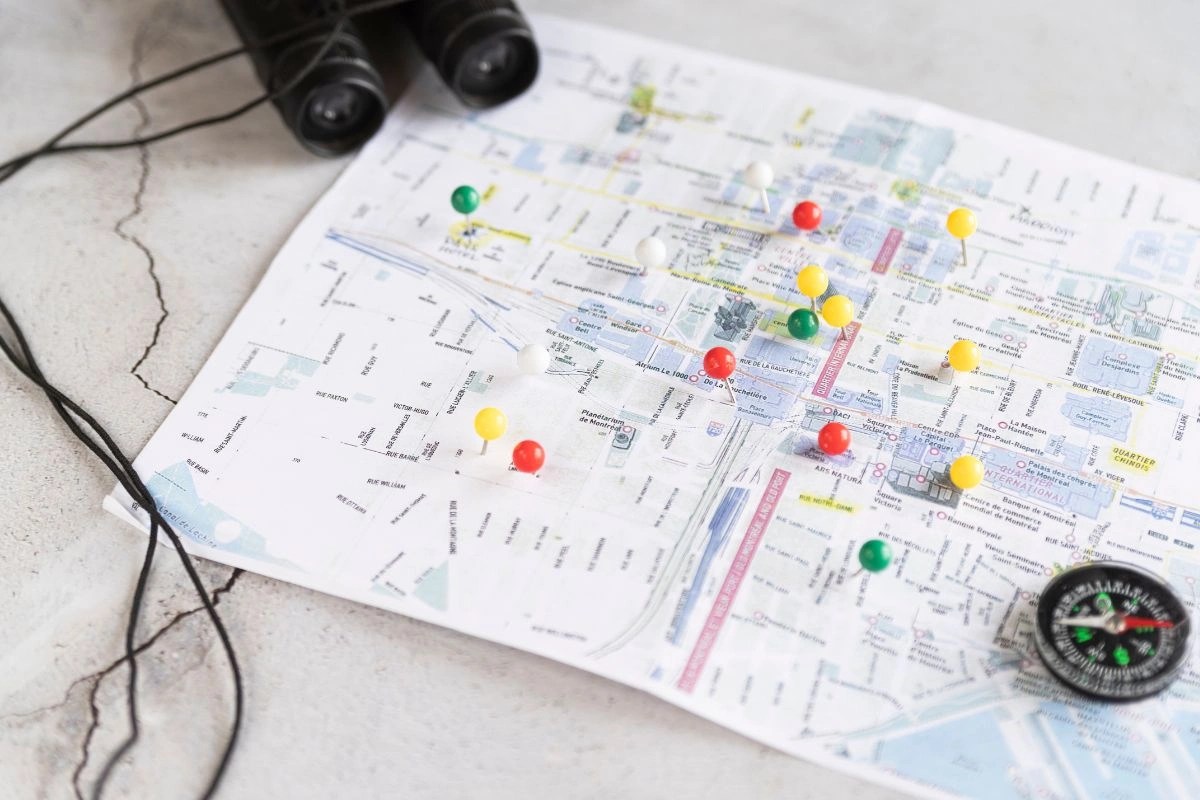 map berbentuk buku dengan berbagai pin