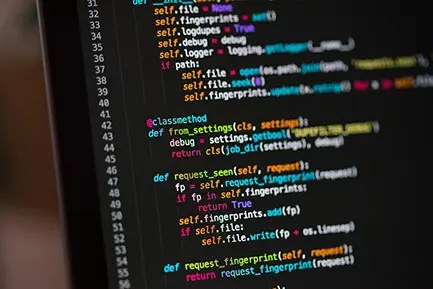 プログラミングコードの表示されたコンピュータの画面