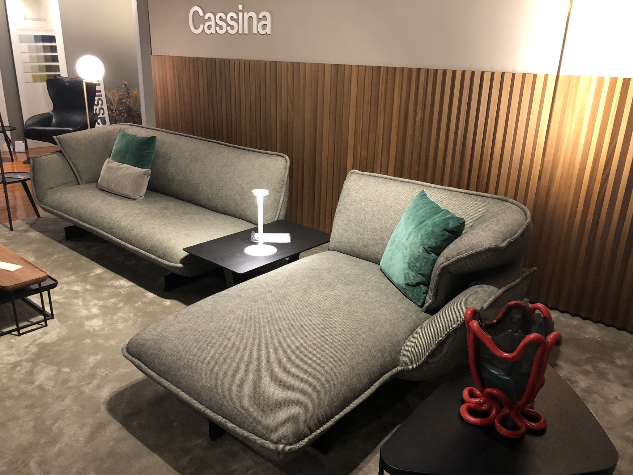 Der tisch verfügt über eine quadratische tischplatte und ablage. CASSINA BEAM SOFA SYSTEM | Tomatis casa