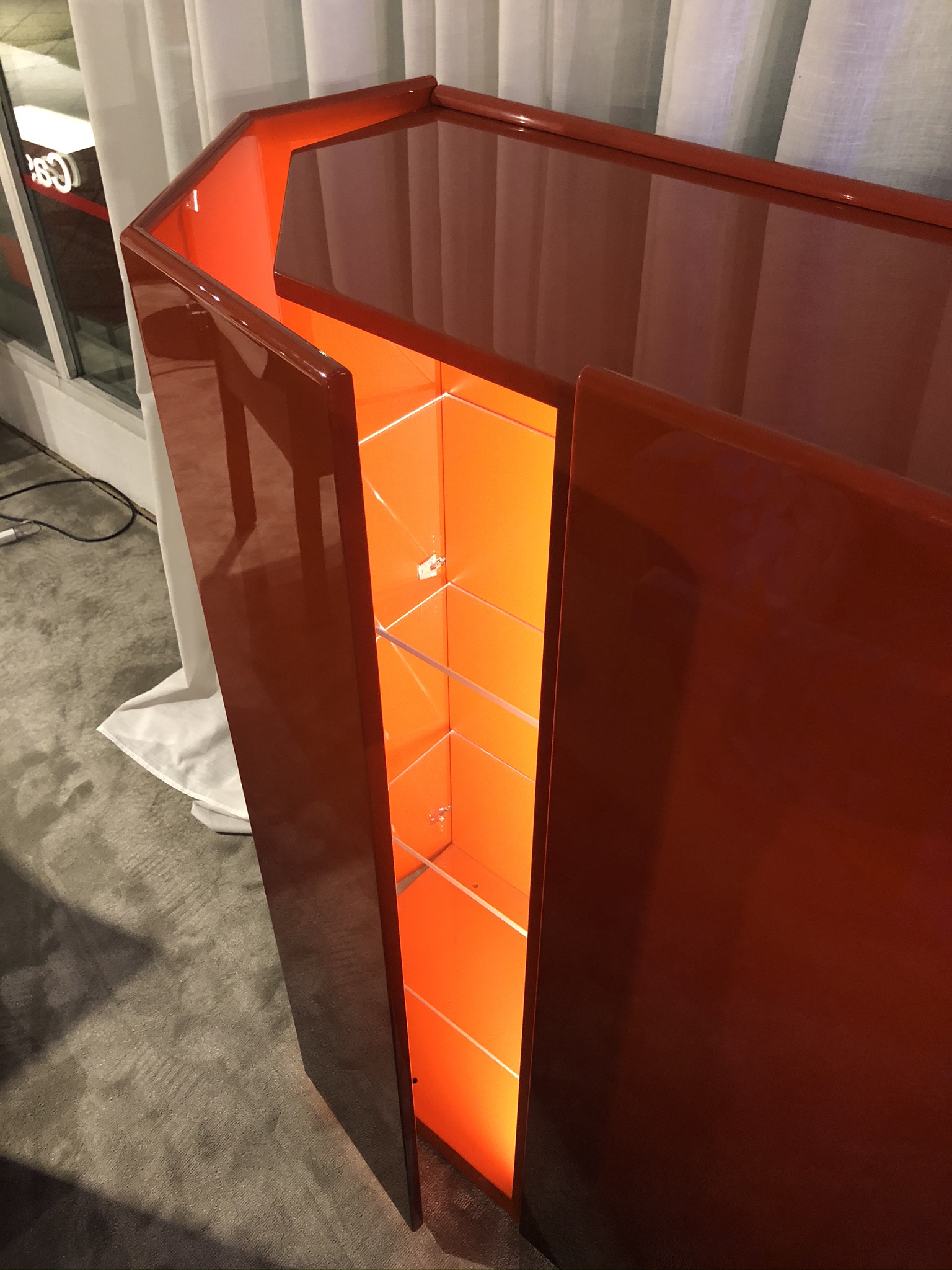 È possibile scegliere il modello dei fianchi di sky 116, le dimensioni, le finiture, i colori, gli . CASSINA BRAMANTE | Tomatis casa