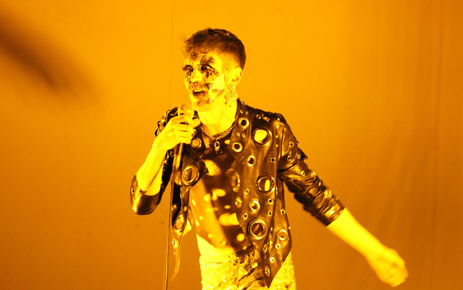 Stephen Quinn (Stefan Fae) in Overfired. Photo by Carla Rogers.