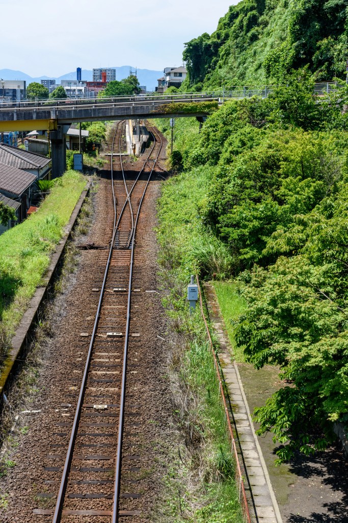 南鹿児島駅の旧ホーム（手前）と現ホーム（奥）