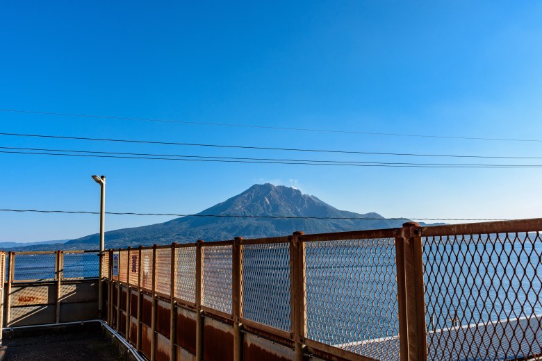 竜ヶ水駅跨線橋から見える桜島。