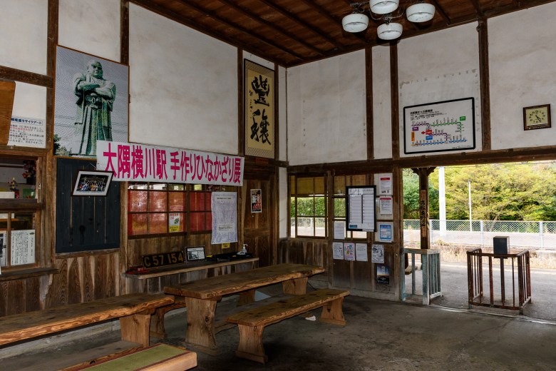 大隅横川駅の待合室。