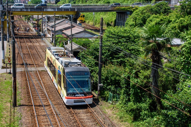 鹿児島市電の車両(7000形)とキハ200が見える。