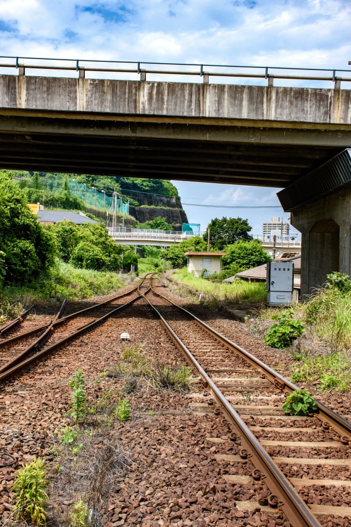 線路の右手に旧ホームが見えます。