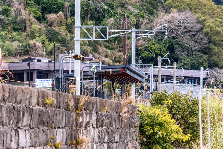 仙巌園駅のホームと仙巌園の建物。