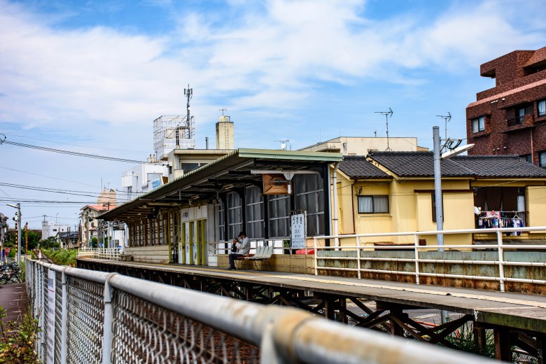 宇宿駅のホーム。列車2両分には雨に濡れないよう庇がついています。