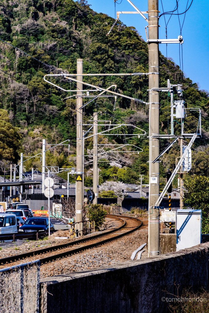 磯街道踏切付近にて。