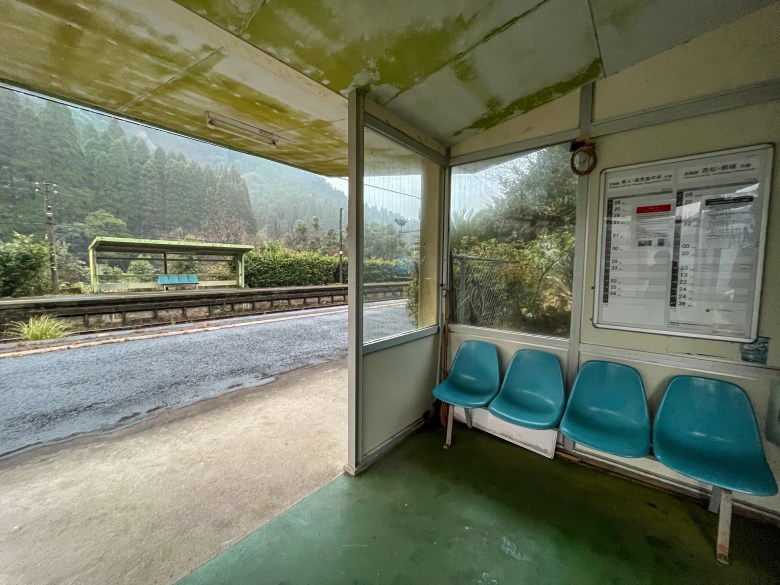 表木山駅の待合所とホーム。