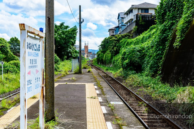 南鹿児島駅の駅名標と「おれんじ食堂」を狙いたいので、この位置でスタンバイ。