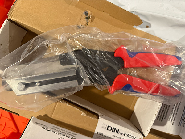 Knipex Plastic Wire Duct Cutter with Shipping Damage