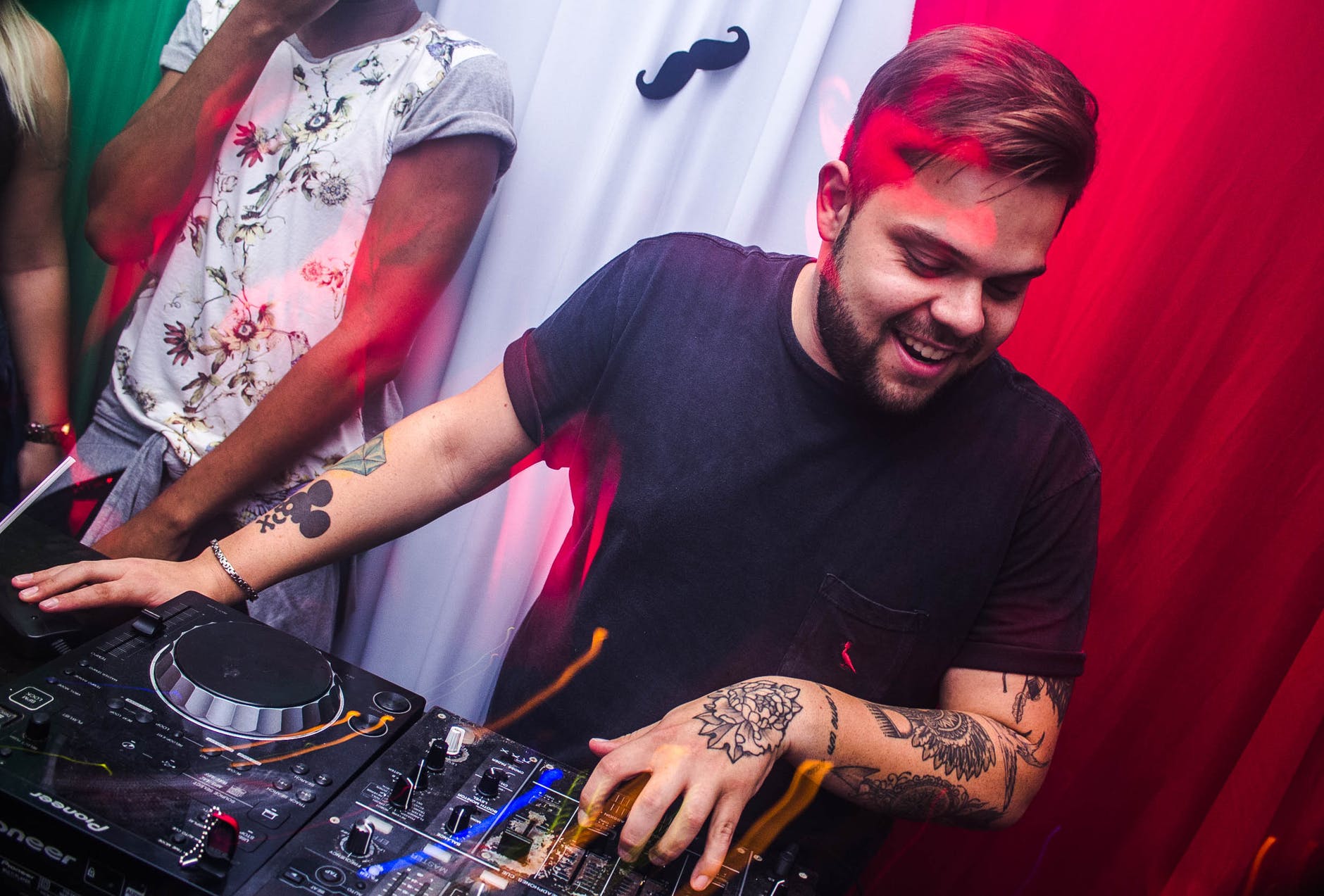 DJ pexels-photo-1266760