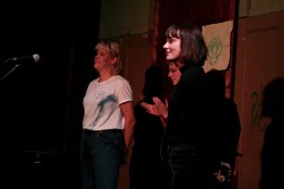 Applausabstimmung Bonny Lycen und Julia Szymik Bonny Lycen, Julia Szymik und Moderatorin Josephine von Blueten Staub beim Fem Slam, TIPS